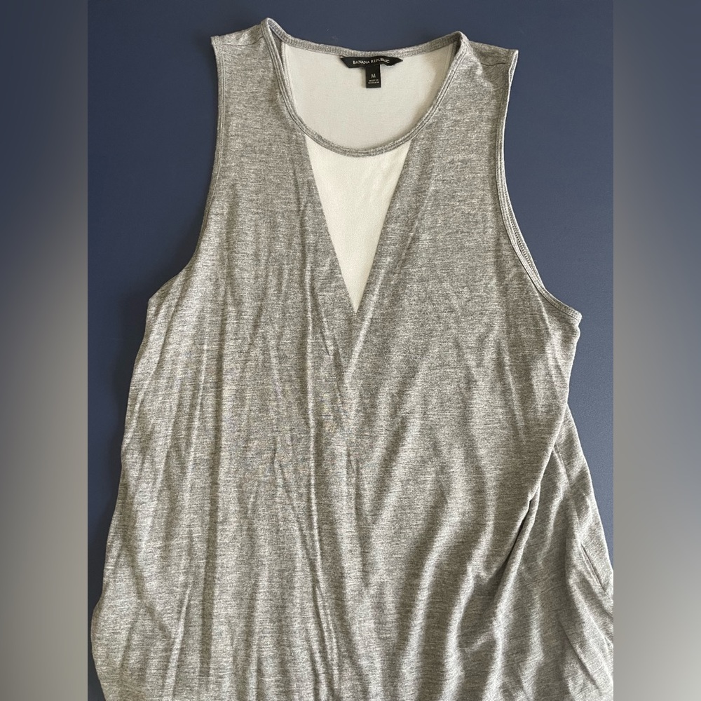 Like new, women’s Banana republic size M tank.